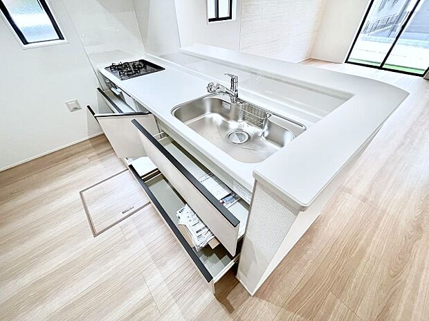 使いやすさを優先したスライド式収納タイプ！