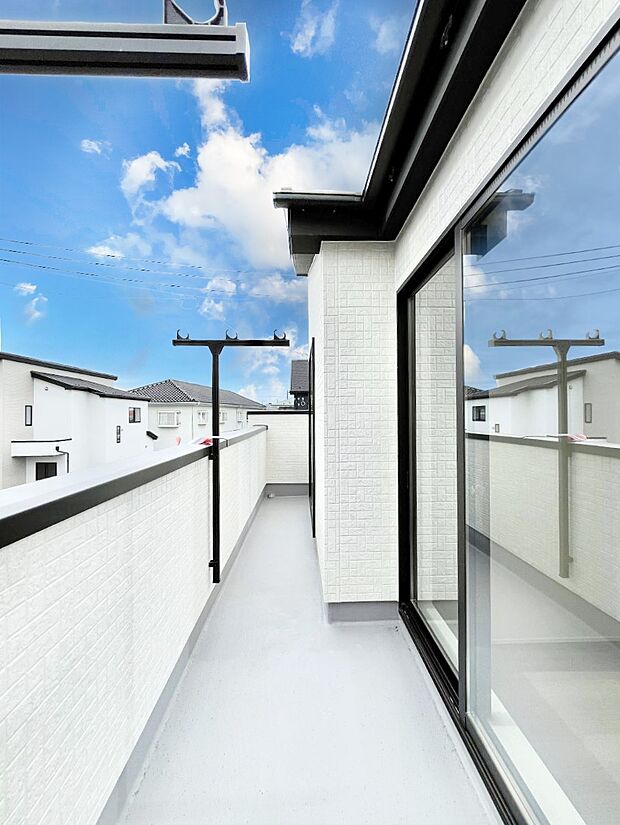 暖かな陽光が降り注ぐバルコニーはお洗濯におすすめ。爽やかな風も心地よいです。