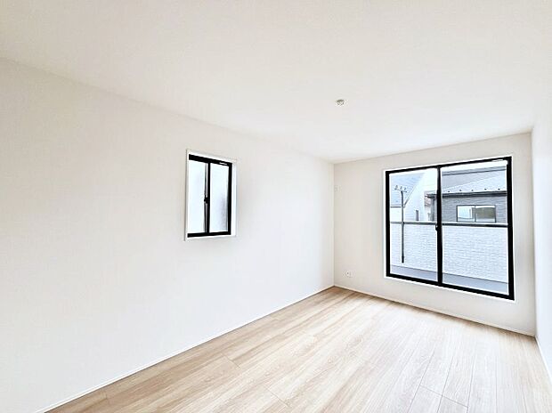 バルコニーが開放感をプラスしてくれる洋室  