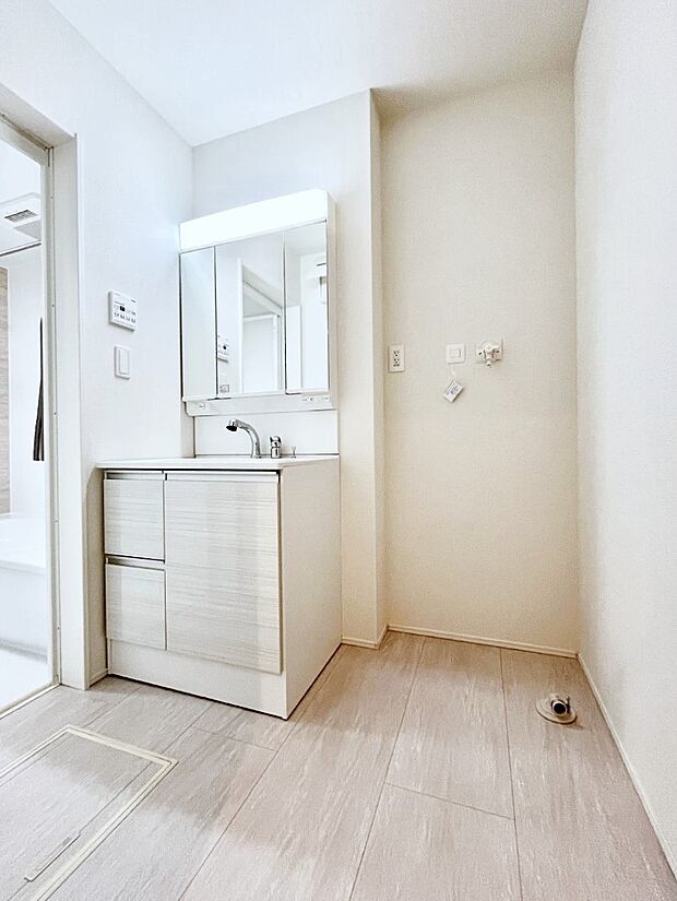 ゆとりの洗面スペースで朝の身支度もラクラク  
