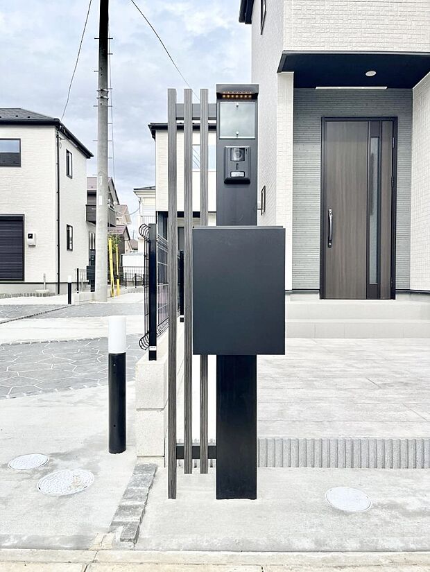 表札・インターホン・ポストをひとつに集約。エントランスになじむシンプルデザイン。