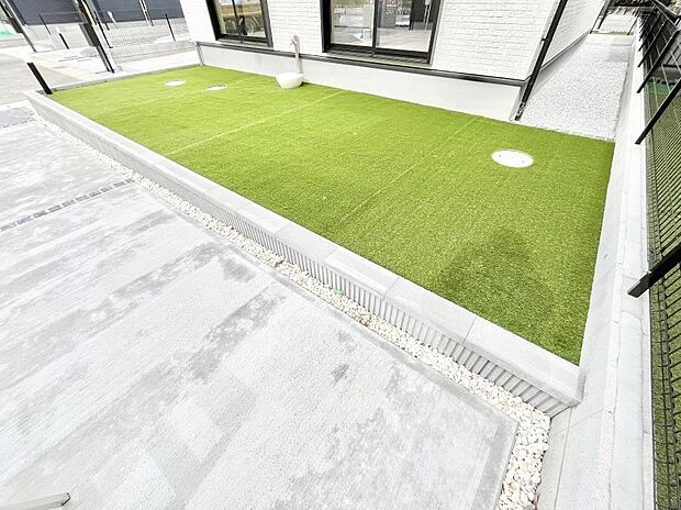 ガーデニングや家庭菜園も楽しめるお庭付き。