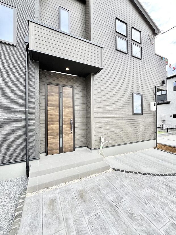 シンプルで落ち着いた雰囲気の玄関でご家族やお客様をお出迎え!