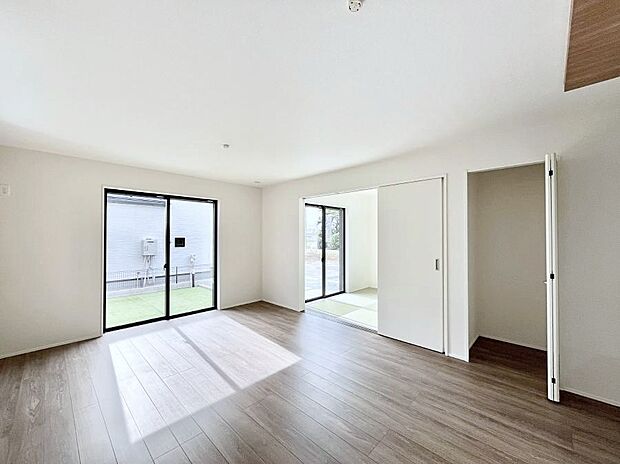 明るい陽光が注ぎ、寛ぎの雰囲気に満たされるリビング・ダイニング。