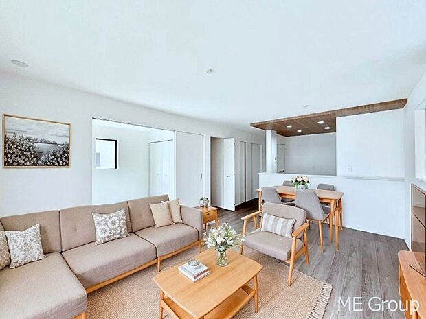 家族の和やかな会話が聞こえてきそう。開放感のあるリビングです。※家具はCGです