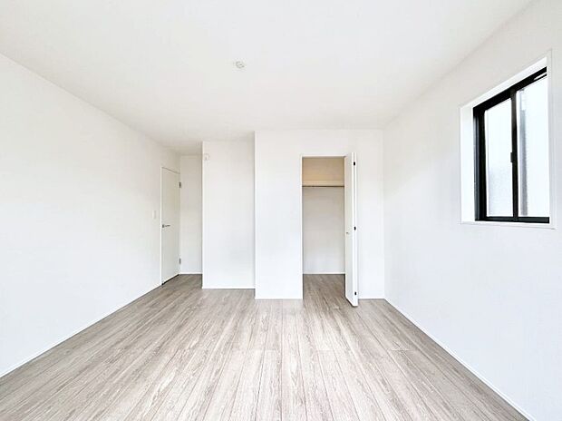 ウォークインクローゼットがあるお部屋。季節ごとの入れ替えも不要で便利です!