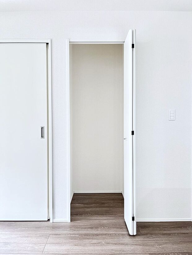 リビング収納。ここに収納があると物が集まるLDKがスッキリ片付きそうですね。