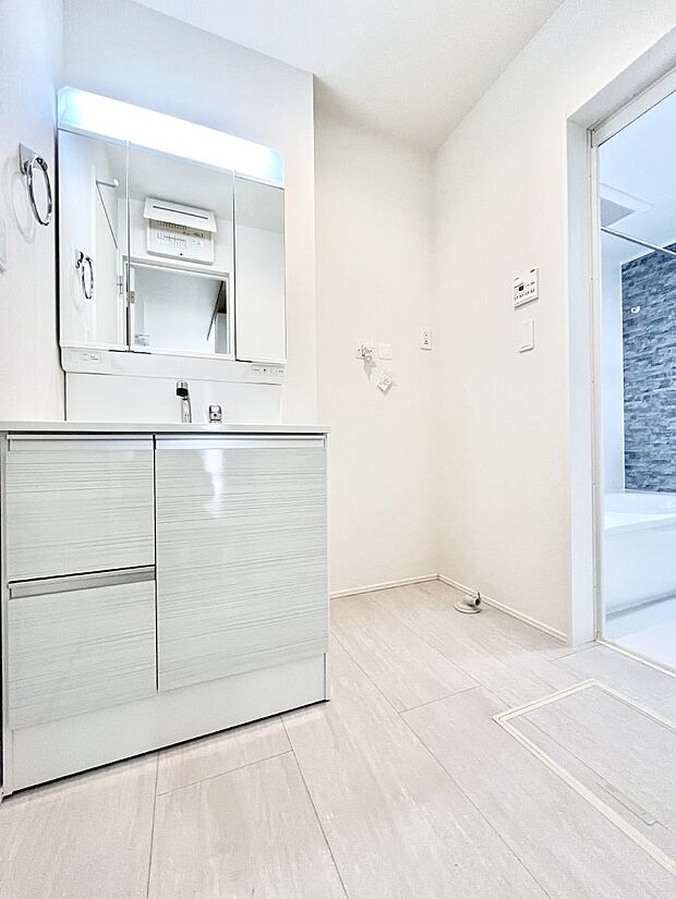 ゆとりの洗面スペースで朝の身支度もラクラク