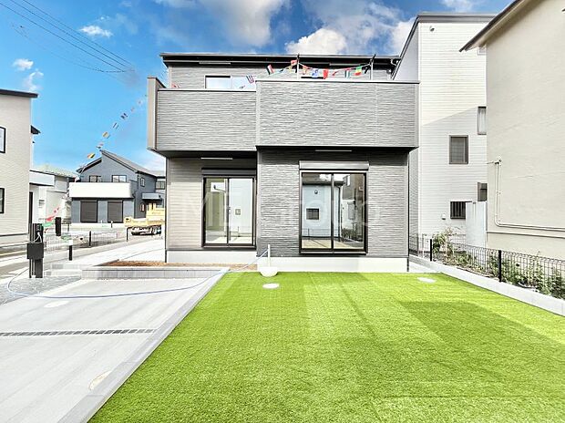 家族で楽しめる庭付きです。ガーデニングや物置を置いたり、お子様がいらっしゃるご家庭ではプールなど使い方はさまざまです。