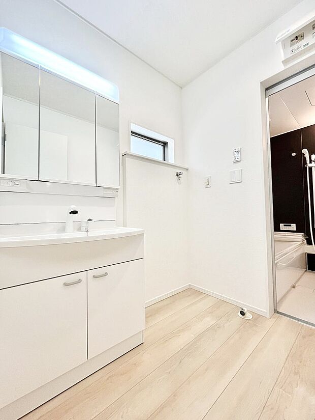 清潔感ある洗面化粧室で朝の身支度も快適