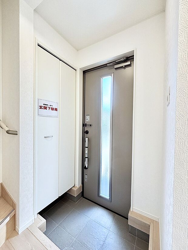 天井まである玄関収納で、家族全員の靴もすっきり収納！ 