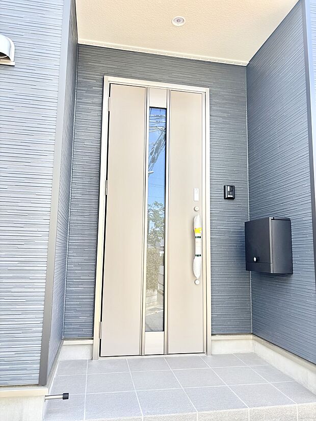 大切な家族、来客を出迎える玄関。