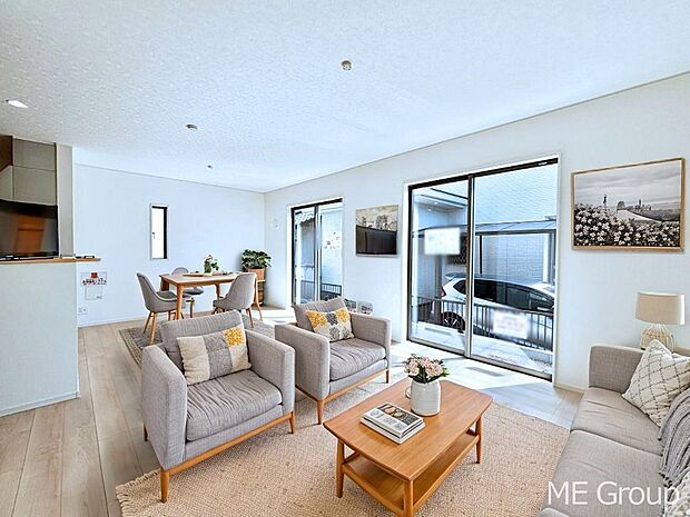 ご家族の賑やかな話し声で包まれる明るいリビング  ※家具はCGです