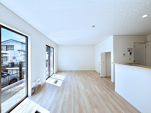 明るい陽光が注ぎ、寛ぎの雰囲気に満たされるリビング・ダイニング。 