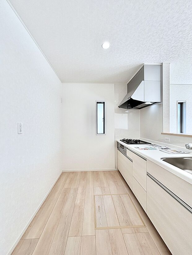 爽やかな風が通り抜けるキッチン。窓があるので明るく換気にも役立ちます。