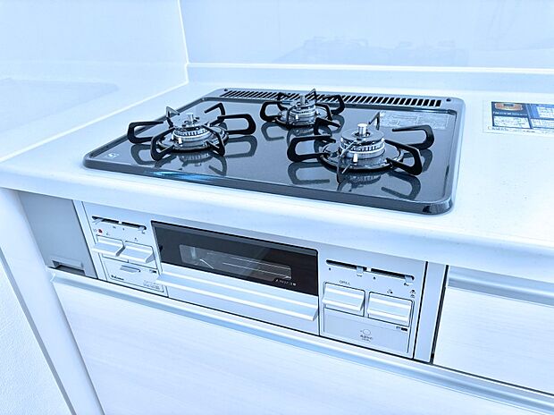 ガスコンロはＳｉセンサー搭載。火力調節や焦げ付き・消し忘れも防いでくれます。