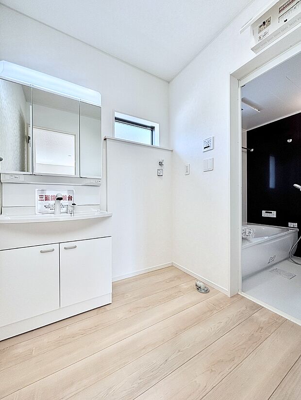 清潔感のある快適空間です。毎日の身支度も気持ち良くお使い頂けます。 