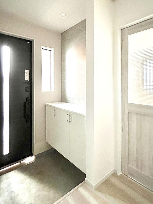 たっぷり収納できるシューズボックスで家族全員の靴も、玄関すっきり。