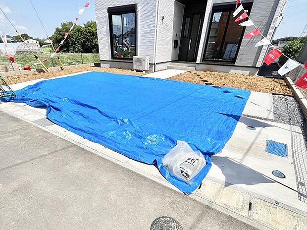 2台(車種による)駐車可!ご家族みんなの自転車も置ける広々カースペース。