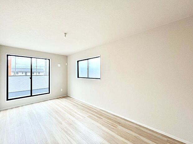 明るいバルコニーサイドに洋室を設置。目覚めの良い寝室に。 