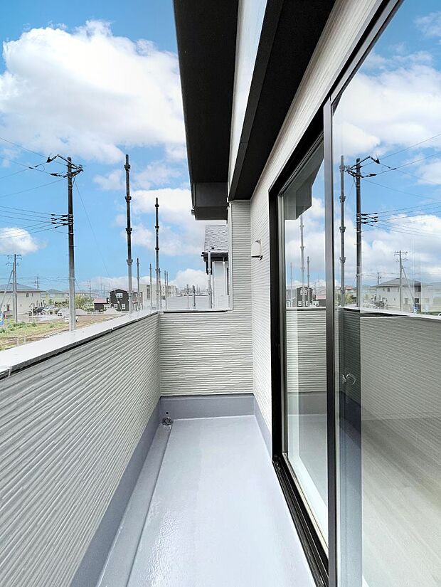 南向きのバルコニー!ご家族の洗濯物はもちろん、お布団もたっぷり干せます!