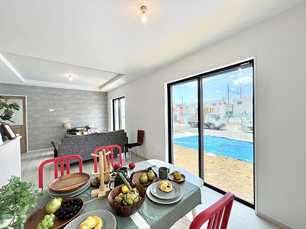 明るい陽光が注ぎ、寛ぎの雰囲気に満たされるダイニング。