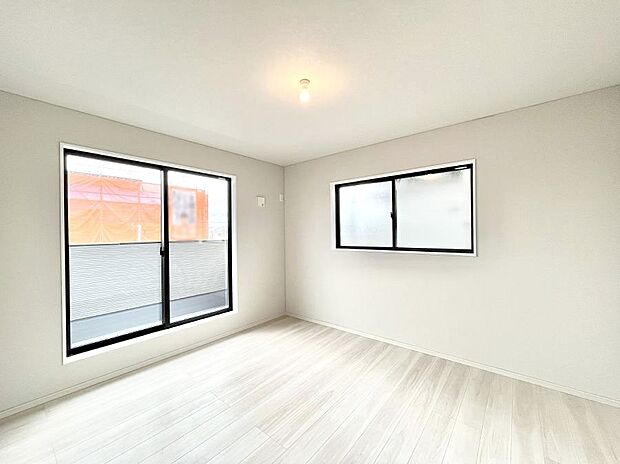 バルコニーが開放感をプラスしてくれる洋室