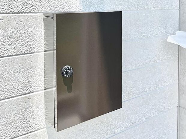 シンプルデザインのポスト。