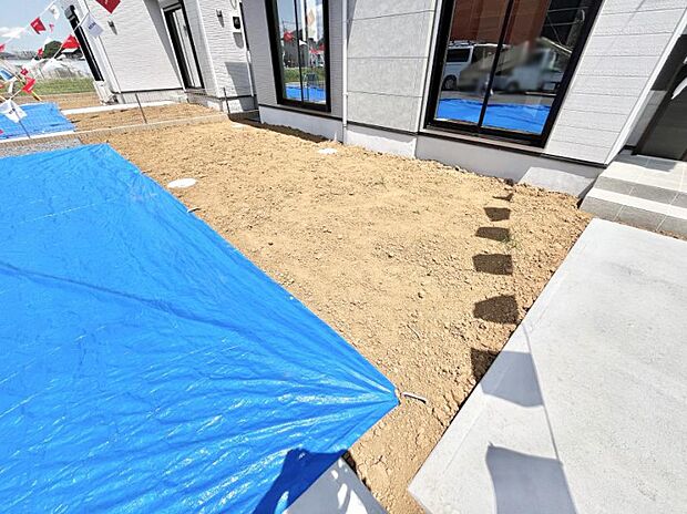 家族で楽しめる庭付きです。ガーデニングや物置を置いたり、お子様がいらっしゃるご家庭ではプールなど使い方はさまざまです。