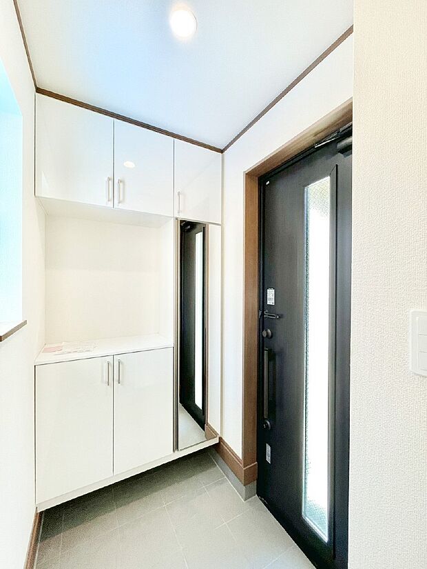 明るい玄関はお客様をお出迎えするのにぴったりです!