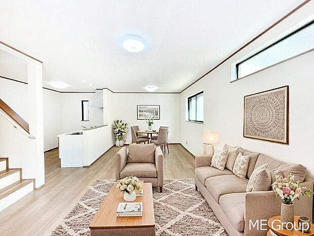 家族の和やかな会話が聞こえてきそう。開放感のあるリビングです。※家具はCGです