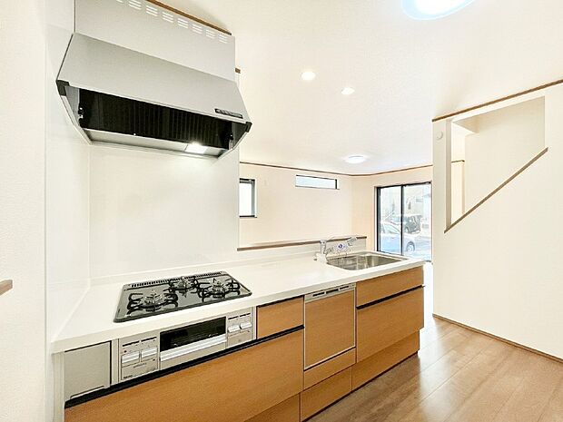 リビングで遊ぶお子様を見守りながらお料理ができる対面キッチン。  