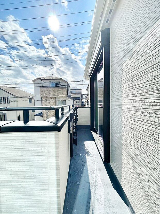 ゆったりバルコニーだから沢山お洗濯ものを干せます。