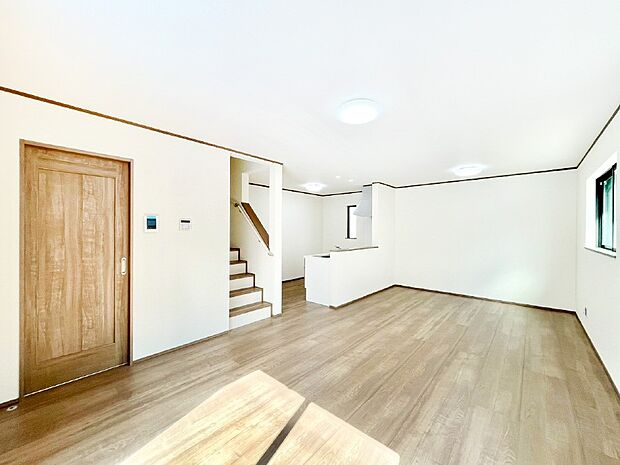 明るい陽光が注ぎ、寛ぎの雰囲気に満たされるダイニング。