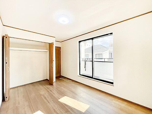 バルコニーが開放感をプラスしてくれる洋室