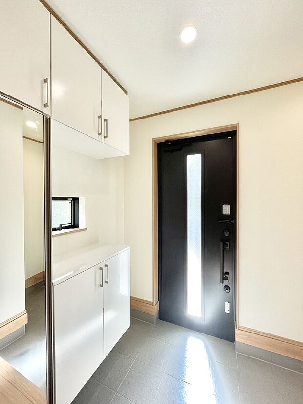 ガラススリットの入った玄関ドアが室内に光を届けてくれます　