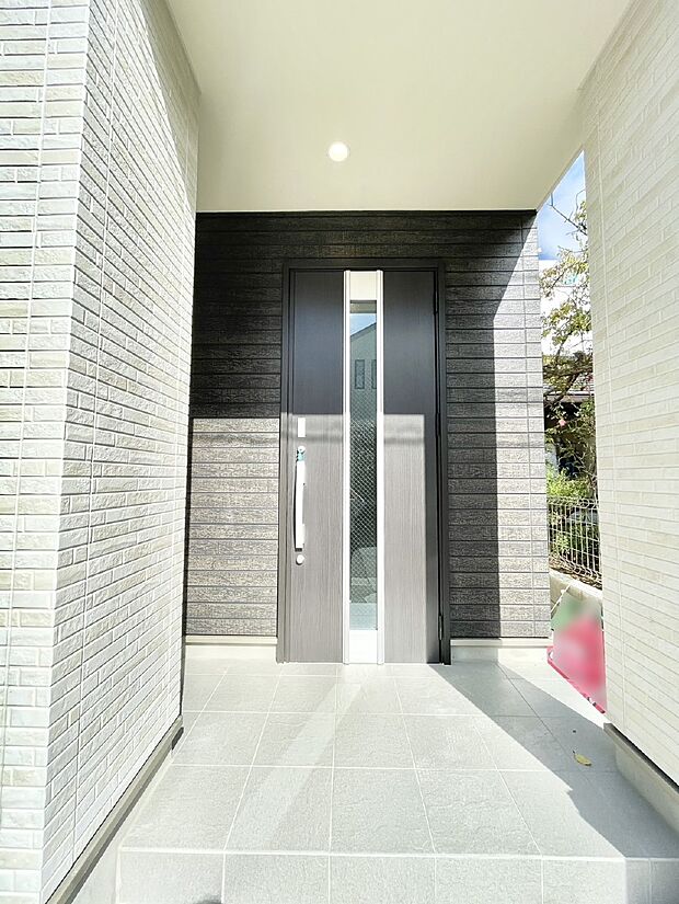 住まいの顔を演出する、玄関ドア。