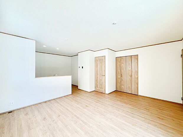 明るい陽光が注ぎ、寛ぎの雰囲気に満たされるリビング・ダイニング。 　