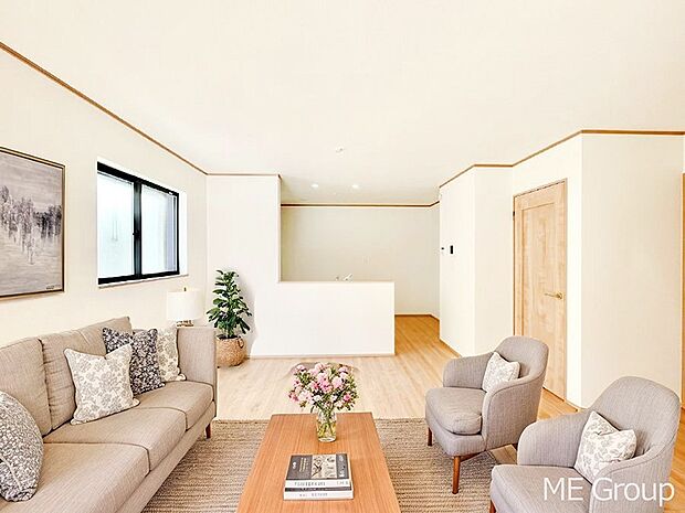 ご家族の賑やかな話し声で包まれる明るいリビング ※家具はCGです