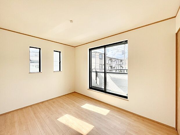 明るいバルコニーサイドに洋室を設置。目覚めの良い寝室に。 　