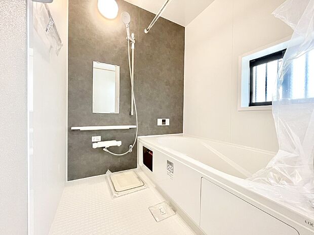 一日の疲れを癒してくれる明るい清潔感のあるバスルーム  　