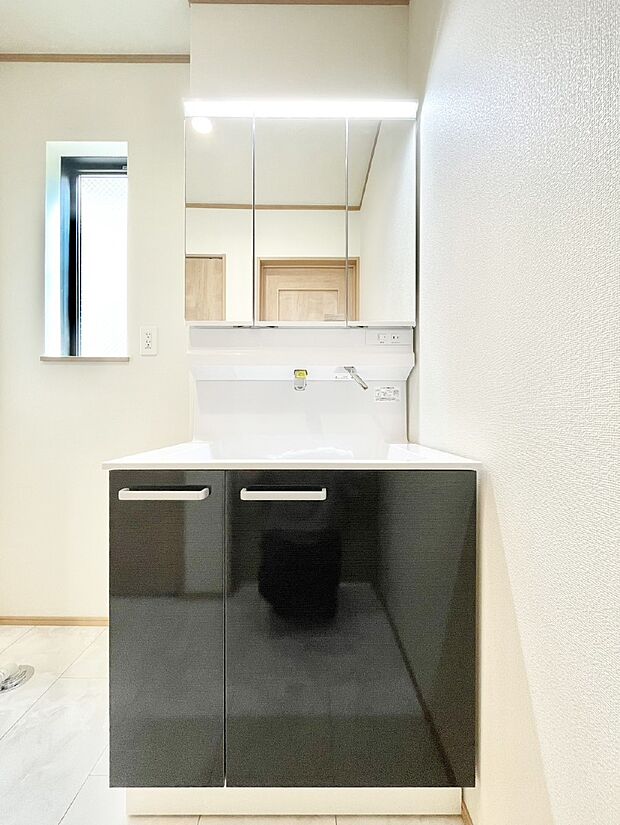 収納力と機能性に優れた洗面化粧台　