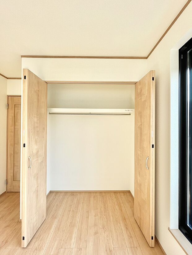洋室のクローゼット。奥行きがあるので厚手の衣類もすっきり収まります。　
