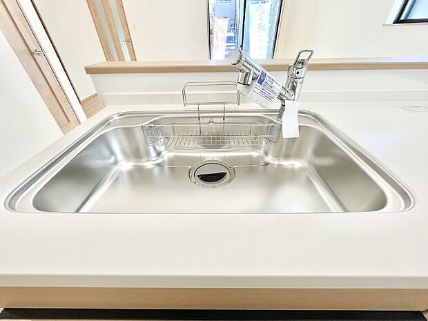 広々としたシンクでお料理やお皿洗いもラクラク快適に！