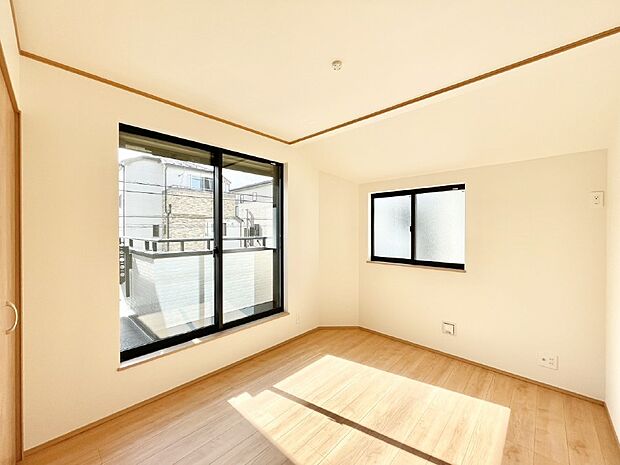 バルコニーが開放感をプラスしてくれる洋室  　