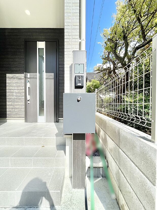 シンプルデザインのポスト。　