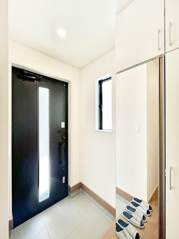 明るい玄関はお客様をお出迎えするのにぴったりです!