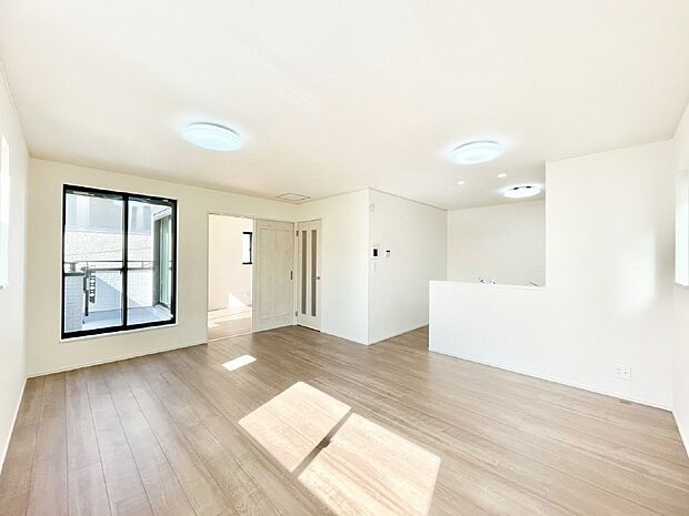 明るい陽光が注ぎ、寛ぎの雰囲気に満たされるダイニング。