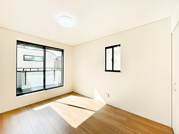 バルコニーが開放感をプラスしてくれる洋室。