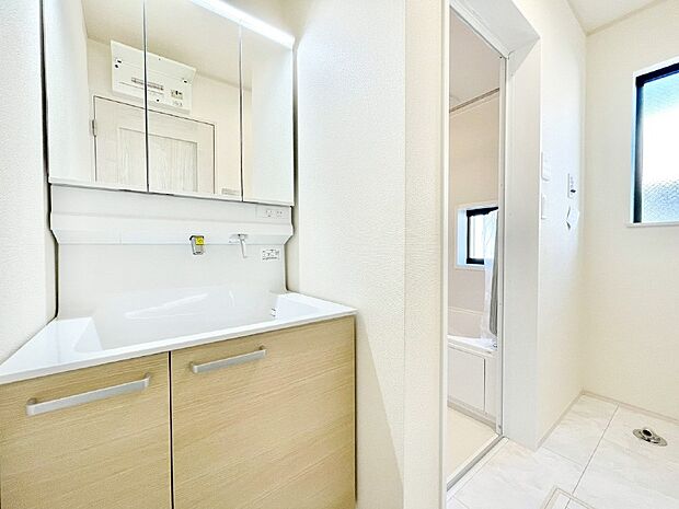 身支度もスムーズにおこなえる脱衣場。